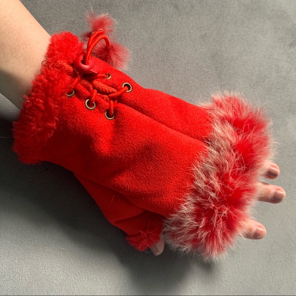 Red faux fur gloves - Picture 5 of 7